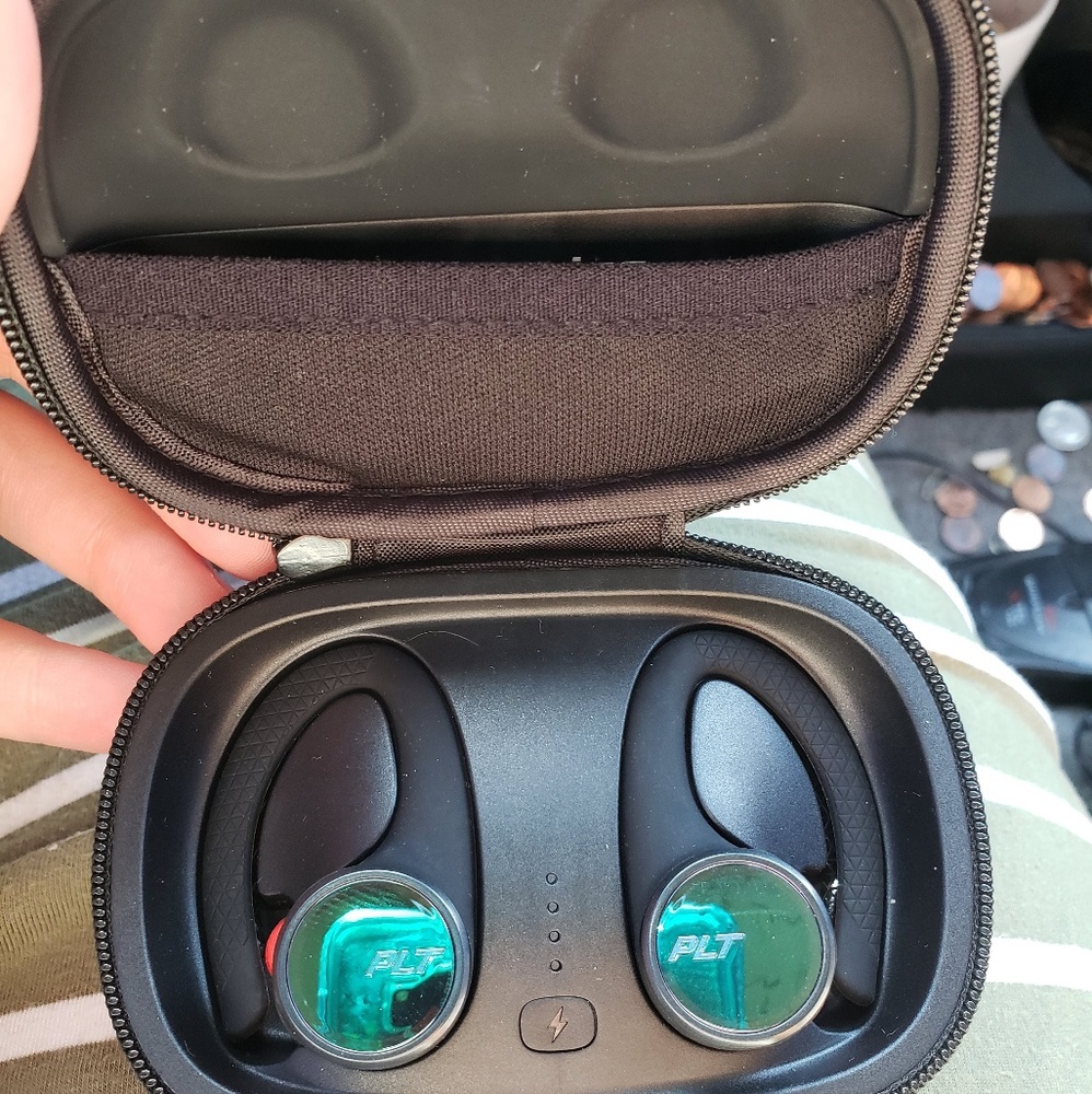 Wireless waterproof/sweat proof earphones
